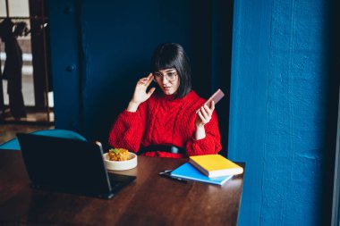 Ciddi kadın serbest meslek sahibi ciddi webinar laptop monitör rahat kafeterya, tatlı öğle yemeği sırasında yoğun hippi kız Haberler netbook aygıt yolu ile sosyal ağlar okuma seyir izliyor