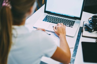 Kadın tasarımcı grafik arama internet sitesinde bilgi arkadan görünüm içeriği boş ekran alanı ile modern dizüstü cihazdaki kırpılmış. Öğrenci 4 g kullanarak dijital ağ dizüstü bilgisayarı üzerinde App yükleme