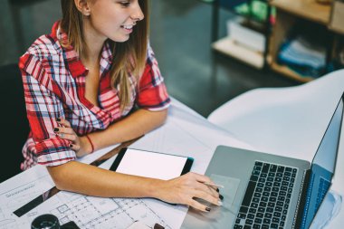 Pozitif genç kadın giyim online modern dizüstü bilgisayarda kablosuz internet arama bilgi için kullanarak sohbet içinde giyinmiş görünümünü kırpılmış. Hipster neşeli öğrenci App netbook üzerinde güncelleştirme