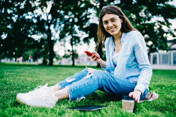 Portret Van Vrolijke Tiener Meisje Bril Zittend Groen Gras Campus — Stockfoto