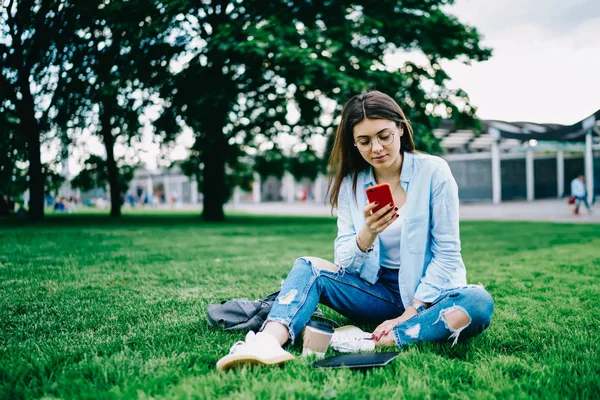 Posta Kontrol Yeni Sonrası Incelenmeleri Genç Hippi Kız Smartphone Ücretsiz — Stok fotoğraf