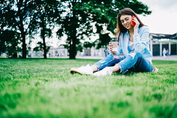 Sonriente Joven Mujer Caucásica Llamando Amigo Sentado Hierba Verde Durante — Foto de Stock