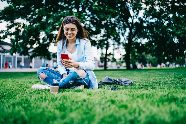 Gülümseyen Kadın Erkek Için Park Dinlenme Süre Bağlı Smartphone Cep — Stok fotoğraf