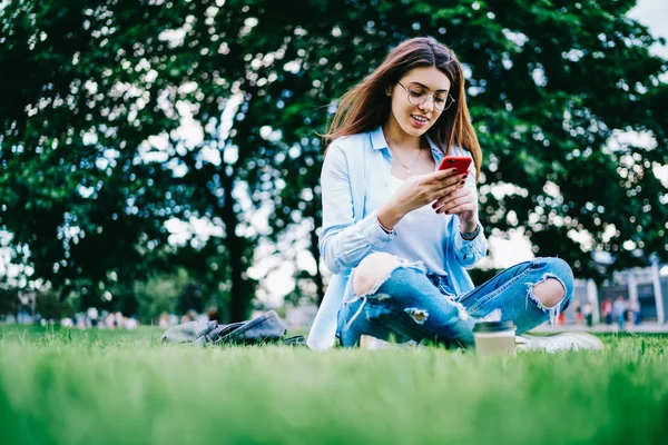 Jovem Morena Positiva Enviando Mensagem Texto Telefone Celular Satisfeito Com — Fotografia de Stock