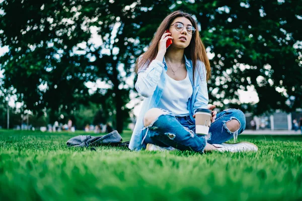 Bruna Teen Femmina Occhiali Chiamando Amico Telefono Seduto Sull Erba — Foto Stock