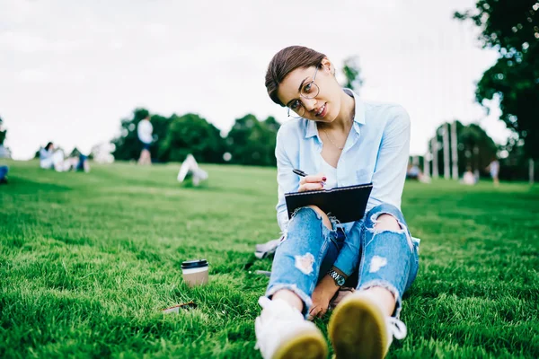 Junge Designerin Zeichnet Skizze Freien Park Genießen Frühlingswetter Blick Die — Stockfoto