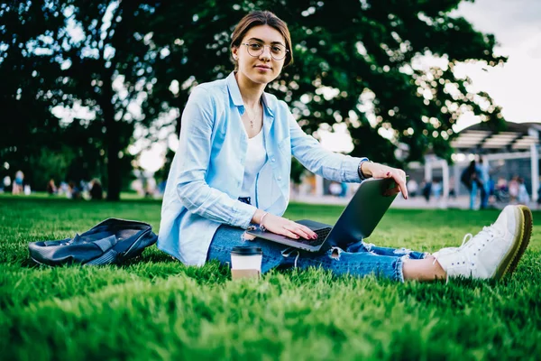 Portrét Mladého Studentka Brýle Sedí Trávě Přenosný Počítač Pro Line — Stock fotografie