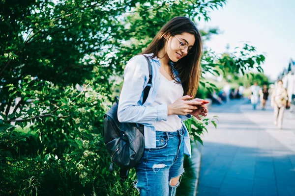 Mujer Caucásica Joven Positiva Usando Teléfono Móvil Calle Disfrutando Recreando —  Fotos de Stock