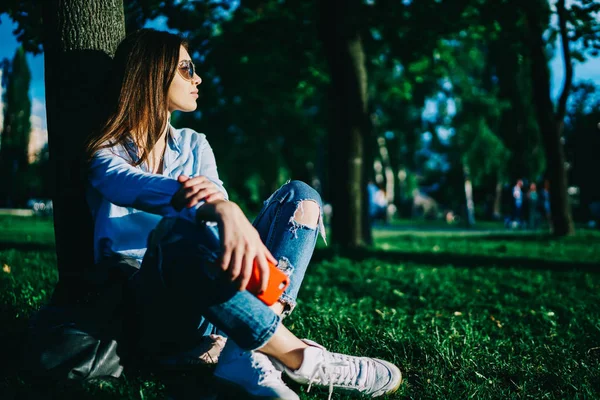 Jonge Peinzende Hipster Meisje Vrijetijdskleding Zonnebril Genieten Van Vrije Tijd — Stockfoto