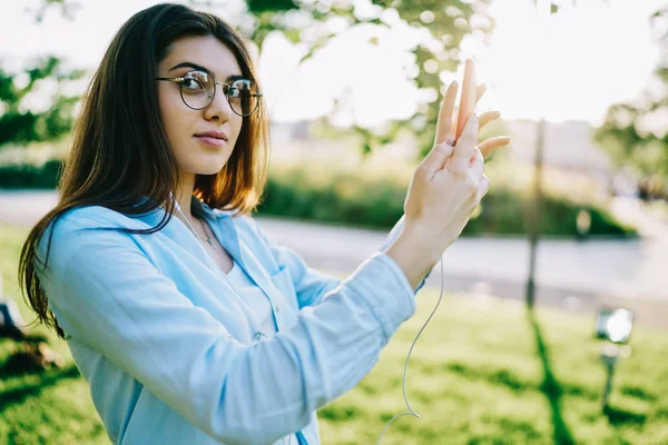 Ung Brunett Kvinna Glasögon Poserar För Selfie Smartphone När Lyssnar — Stockfoto
