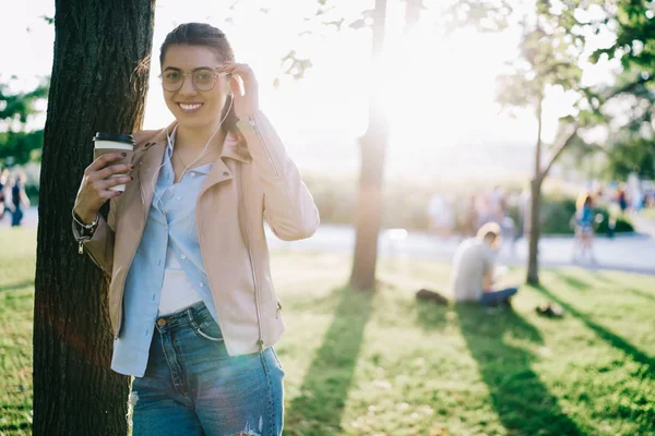 Retrato Media Longitud Chica Hipster Sonriente Gafas Escuchando Música Auriculares — Foto de Stock