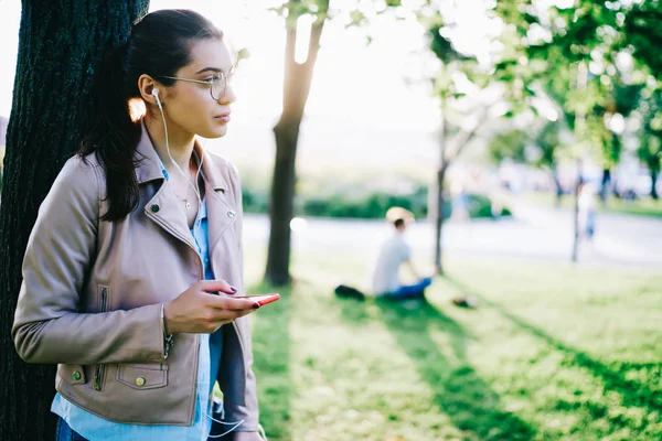 Mujer Joven Pensativa Pensando Audiolibro Escuchando Auricular Tiempo Libre Parque —  Fotos de Stock