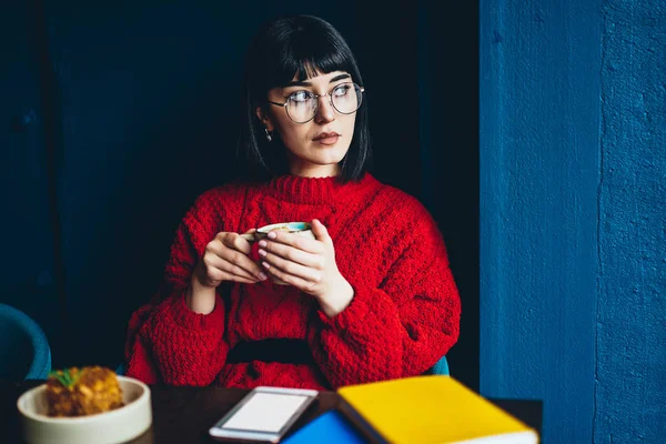 Mujer Meditando Espectáculos Moda Para Proporcionar Protección Ocular Disfrutando Almuerzo — Foto de Stock