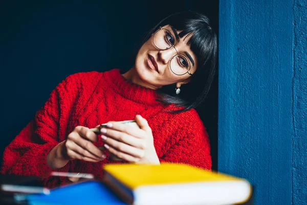 Unavený Studentka Brýlích Těší Přestávka Kávu Učení Jídelně Přemýšlel Bokovky — Stock fotografie