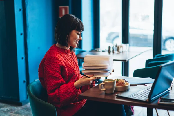 Cheerful Smiling Hipster Girl Learning Cafeteria Sweet Coffee Lunch Using — Stock Photo, Image