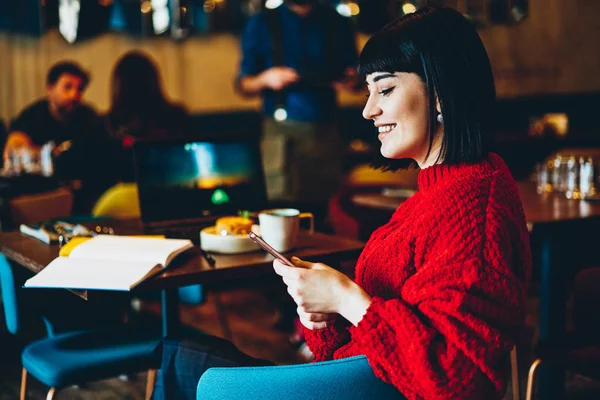 Allegro Bruna Donna Che Legge Messaggio Testo Amico Utilizzando Applicazione — Foto Stock