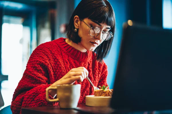 Chica Hipster Grave Gafas Para Proporcionar Protección Los Ojos Disfrutando — Foto de Stock