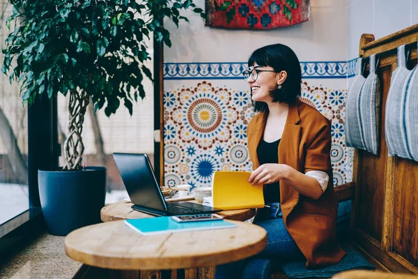 Gelukkig Vrouwelijke Journalist Verwerken Van Informatie Interview Ontmoeten Gezellige Cafetaria — Stockfoto