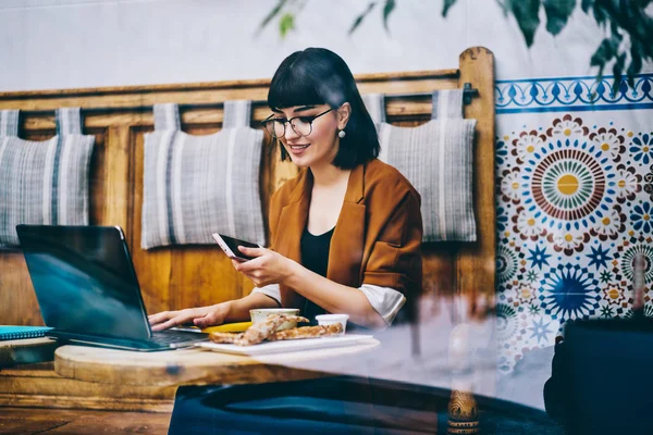 Estudiante Positiva Sentada Cafetería Bohemia Con Dispositivo Portátil Disfrutando Hora — Foto de Stock