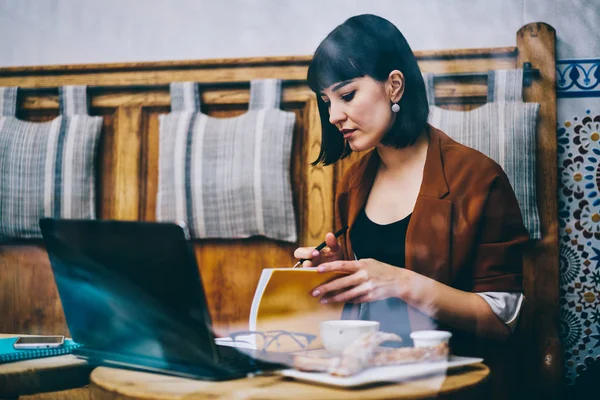 Inteligente Escritora Femenina Inteligencia Que Busca Información Para Crear Nuevo — Foto de Stock