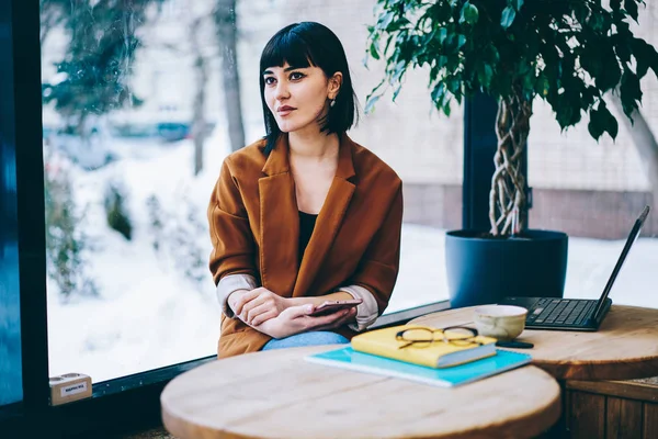 Menina Hipster Encantador Com Corte Cabelo Bob Olhando Para Longe — Fotografia de Stock