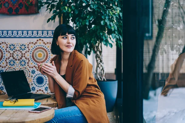 Glimlachend Kaukasische Hipster Meisje Bedrijf Cup Met Thee Kijken Naar — Stockfoto