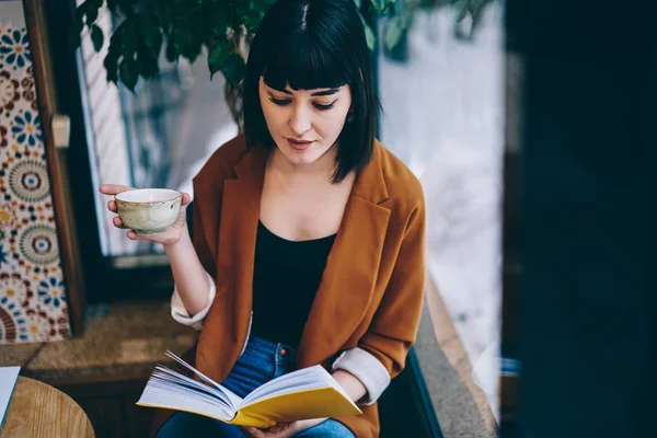 Meisje Van Het Lezen Van Informatie Uit Leerboek Voor Het — Stockfoto