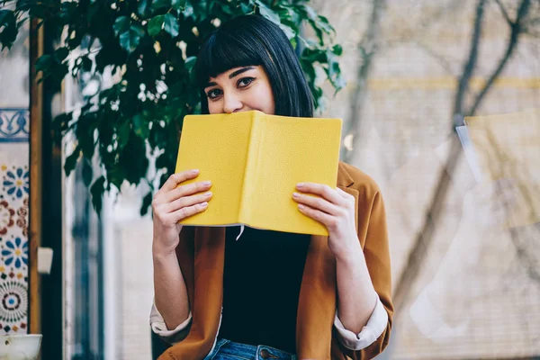 Halve Lengte Portret Van Gelukkig Vreugdevolle Hipster Meisje Zit Bij — Stockfoto