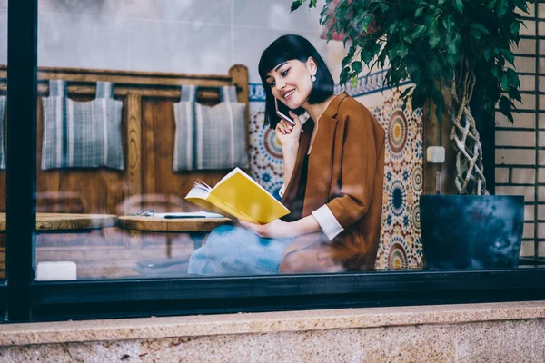 Positive Hipster Girl Sitting Cafeteria Window Calling Friend Mobile App — Stock Photo, Image