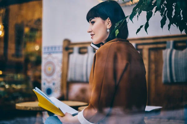 Lachende Brunette Vrouw Met Behulp Van Mobiele Applicatie Voor Telefoongesprek — Stockfoto