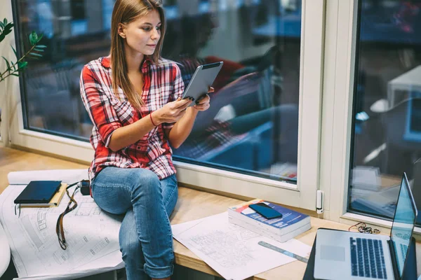 Pensive Jovem Mulher Ler Informações Site Dispositivo Tablet Moderno Usando — Fotografia de Stock