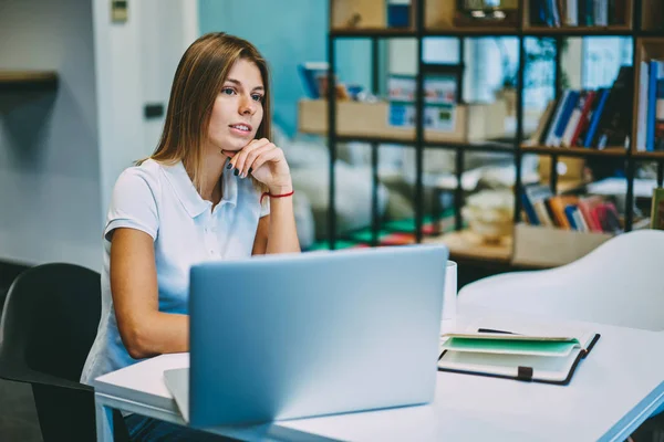 Reflexionar Mujer Joven Encantadora Mirando Hacia Otro Lado Mientras Que —  Fotos de Stock