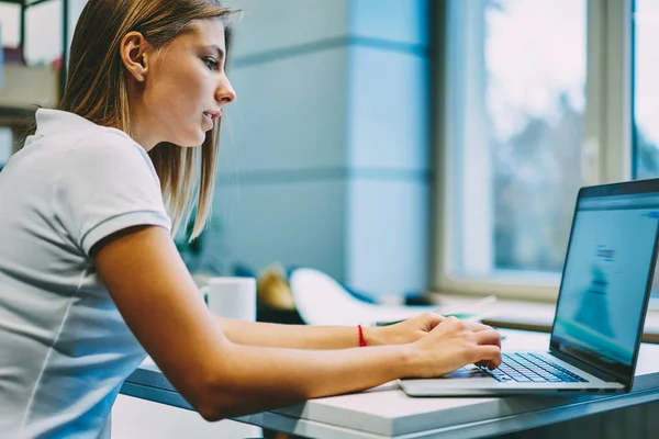 Zamyšlený Mladá Žena Psaní Textu Pro Práce Kurzu Moderní Netbook — Stock fotografie