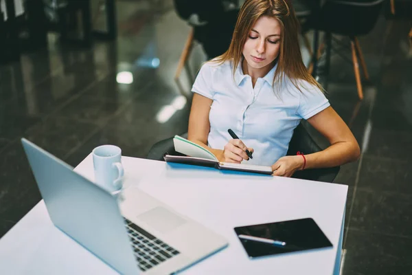 Mujer Joven Pensativa Escribiendo Información Cuaderno Trabajo Publicación Portátil Moderno —  Fotos de Stock