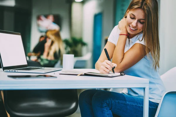 Giovane Donna Allegra Scrivere Informazioni Testo Blocco Note Facendo Compiti — Foto Stock