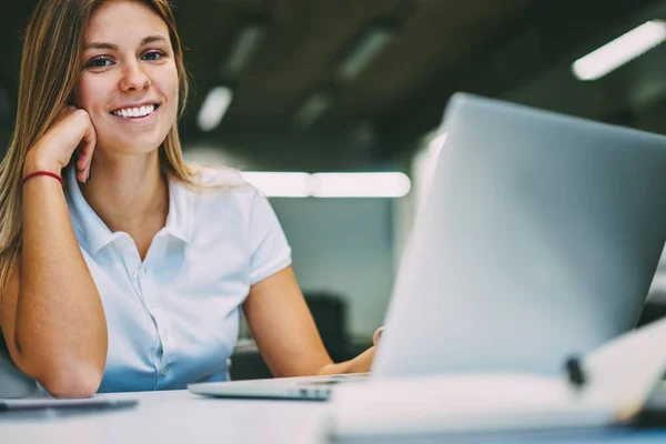 Mosolyogva Kamera Munka Közben Szabadúszó Laptop Számítógép Vezeték Nélküli Internet — Stock Fotó