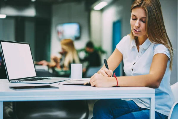 Estudiante Joven Pensativa Anotando Tarea Bloc Notas Sentado Escritorio Con — Foto de Stock