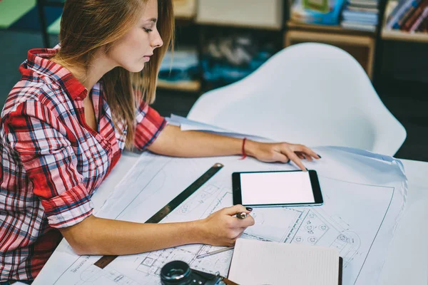 Zijaanzicht Van Jonge Vrouw Kijken Online Tutorial Moderne Zweem Stempelkussen — Stockfoto