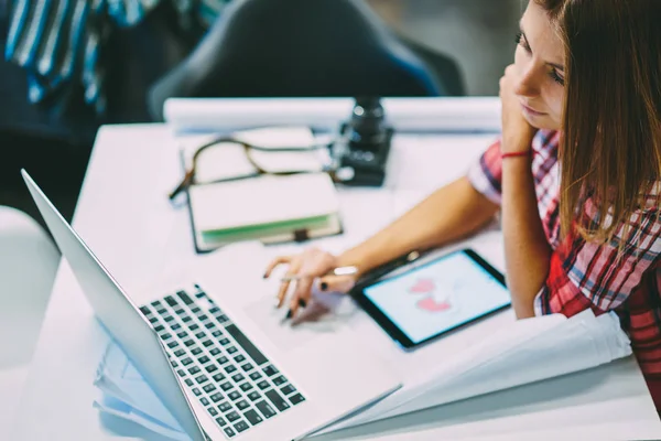 Vista Superior Recortada Mujer Joven Calificada Instalando Aplicación Computadora Moderna —  Fotos de Stock