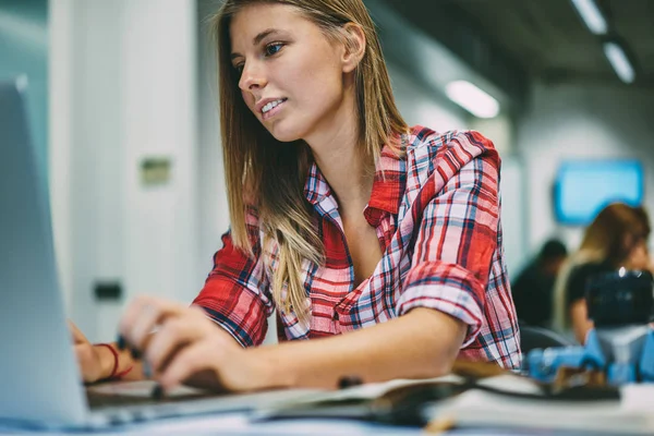 Joven Freelancer Alegre Trabajo Casual Del Curso Del Texto Mecanografía —  Fotos de Stock