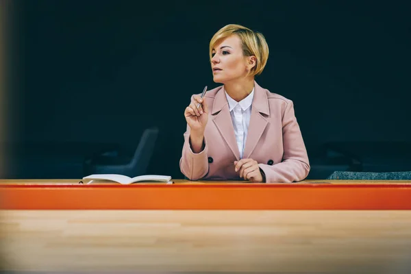 Reflexiva Profesora Experimentada Escuchando Atentamente Durante Lección Universidad Mujer Ponderadora —  Fotos de Stock