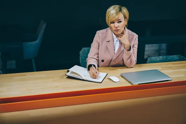 Mujer Emprendedora Reflexiva Vestida Con Ropa Elegante Pensando Plan Negocios —  Fotos de Stock