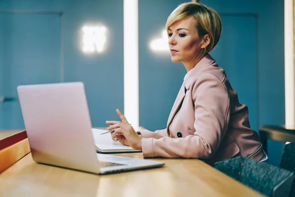 Intelligent Female Entrepreneur Years Old Watching Tutorial Modern Netbook Connected — Stock Photo, Image