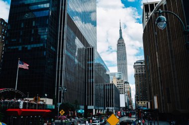 Megalopolis uzun boylu gökdelenler ve kiralama ticari daire ve ofis ve Manhatta Şirket merkezi ile şehir merkezinde yükselen kalabalık sokak, yüksek gökdelen ile modern iş merkezleri