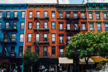 Ev Brooklyn, Kiralık Konut ve ticari gayrimenkul ile renkli tuğla daireler ve mağazaları ve New York sokağında dükkan için özelliği ile güzel vintage binalar