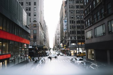  New York, modern mimari dış yollar ve yüksek kule ofiste arabalar ile megalopolis bölgesinin ticari ve Konut Kiralık Emlak için yüksek binalar ile kentsel cityscape