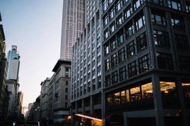 Yüksek bina dış ev ticari ve konut Kiralama Midtown'da ile yüksek gökdelenler ve eski inşaat cepheler ile kentsel mimari görünümünü akşam New York'ta sokakta