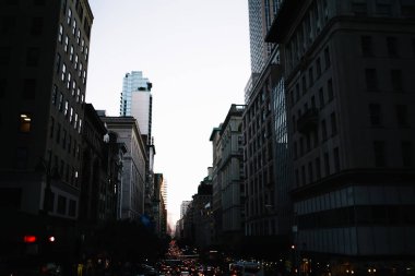 Akşam sokakta yoğun trafik ve sıkışmaları ile siyah dış ticari gayrimenkul şehir, yüksek binalar ve gökdelen şehir merkezinde iş Merkezi'ndeki karanlık kentsel mimari