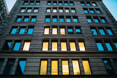 Perspektif kentsel inşa windows ofis ve daire, modern yüksek bina dış ışık ile görünümünü ayarlama Gayrimenkul için ön megalopolis Kiralama Şirket Merkezi