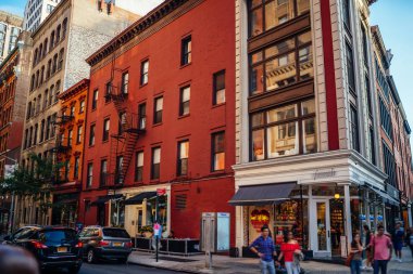 Mağazalar ve sokak ve Konut Emlak Kiralık, eski binaların dış daire ve megapoli daireler ile kırmızı tuğla için trafik ile Brooklyn bölgesinde Vintage mimarisi